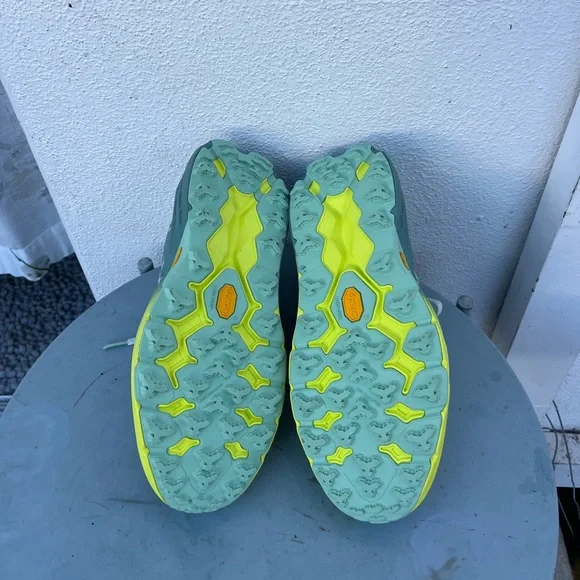Like New Women's Hoka Speedgoat 5 Trail Running Shoes (9.5 US) - Picture 3 of 6